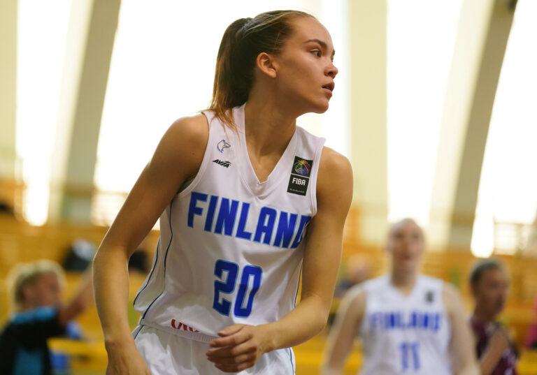 Suomen 20-vuotiaille naisille makoisa päänahka Latvian vieraana