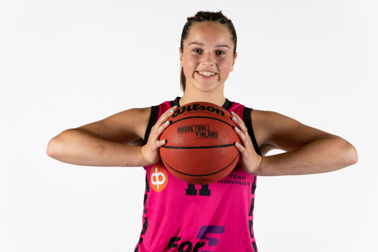 Feeniks Basketin Fiia Hellstén on 19- ja 17-vuotiaiden tyttöjen SM-sarjojen tehokuningatar