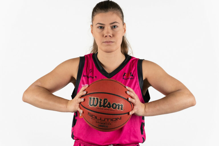 Sara Kervinen vahvistamaan naisten I divisioona -kauteen valmistautuvaa Team Lemkemiä
