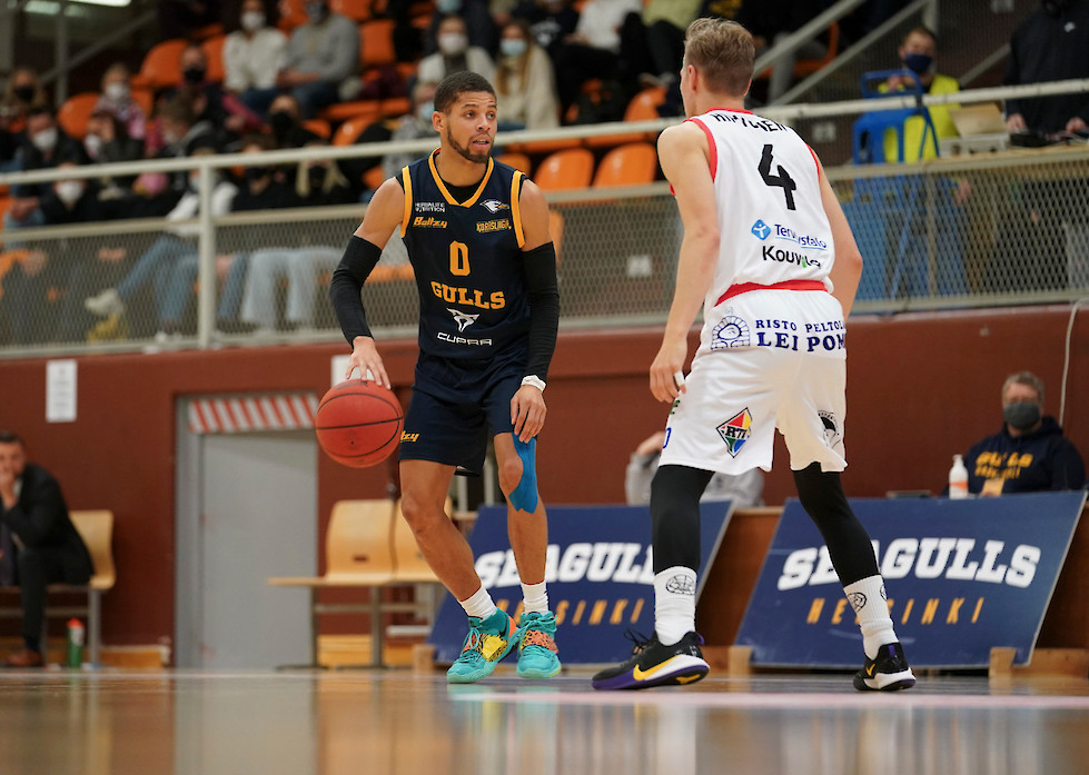 Kendale McCullum johti Seagullsin hyökkäystä lokakuussa 6,4 syötön keskiarvolla. Vastassa Kouvojen Tuomas Hirvonen. Kuva: Ville Vuorinen / Korisliiga