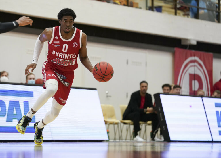 Marcus Lewis järjesti show’n – Pyrintö ryöväsi pisteet Kotkasta
