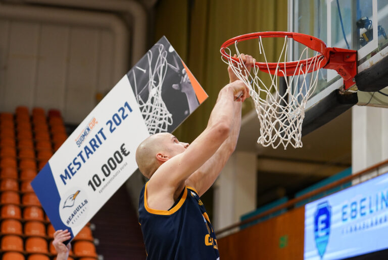 Taistelu Suomen Cup -paikoista käy kuumana molemmissa sarjoissa