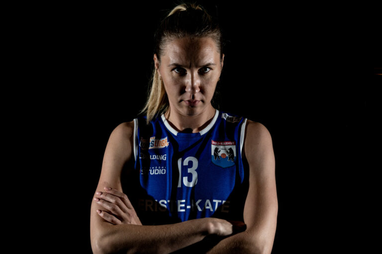 Elena Melto kovaan rajapyykkiin, Peli-Karhut sivusi pudotuspelien kolmosennätystä