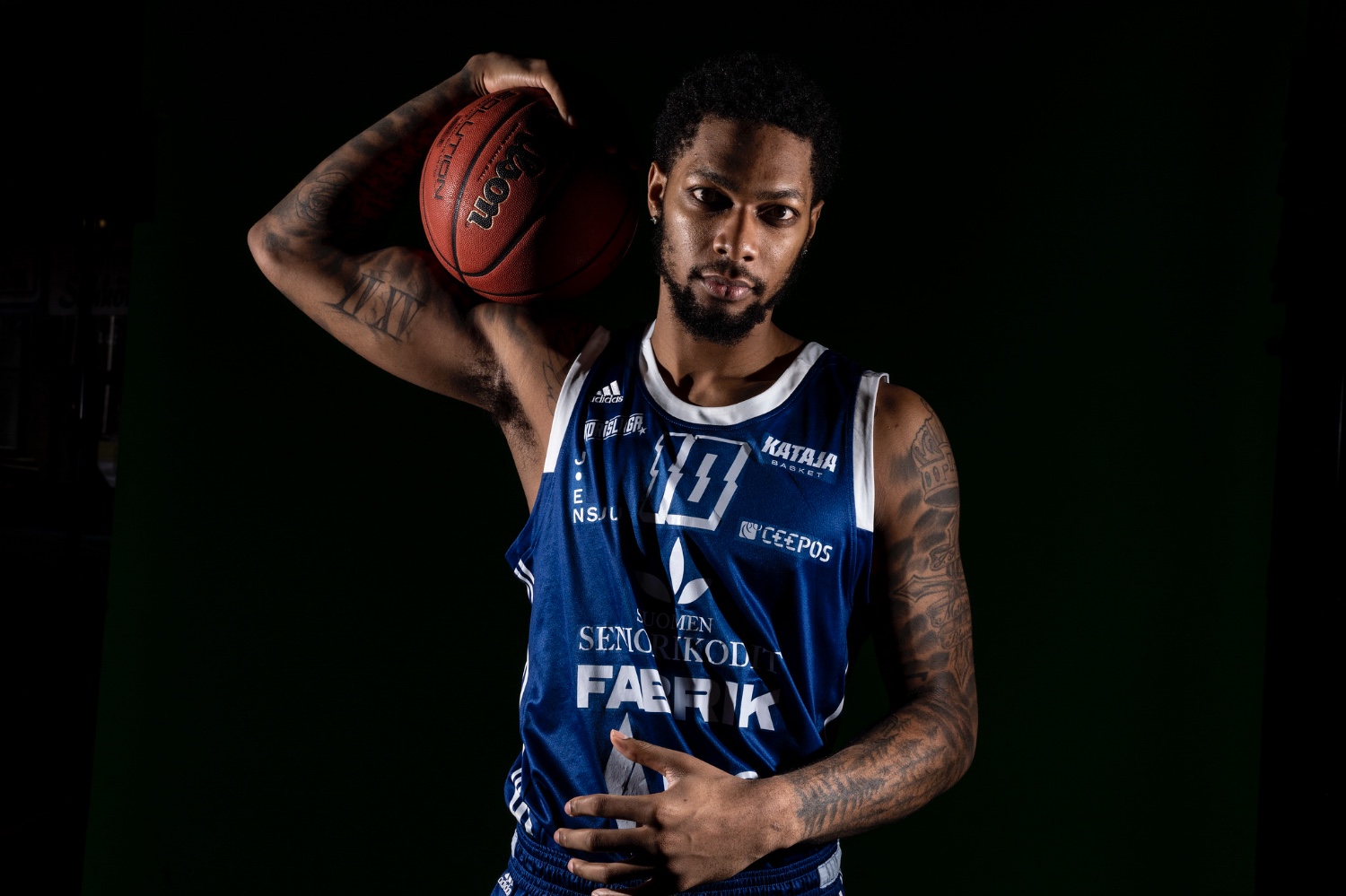 Kataja Basketin Phil Fayne on hyökkäyskorilla merkitty mies Pyrinnön toimesta. Kuva: Ville Vuorinen/Korisliiga