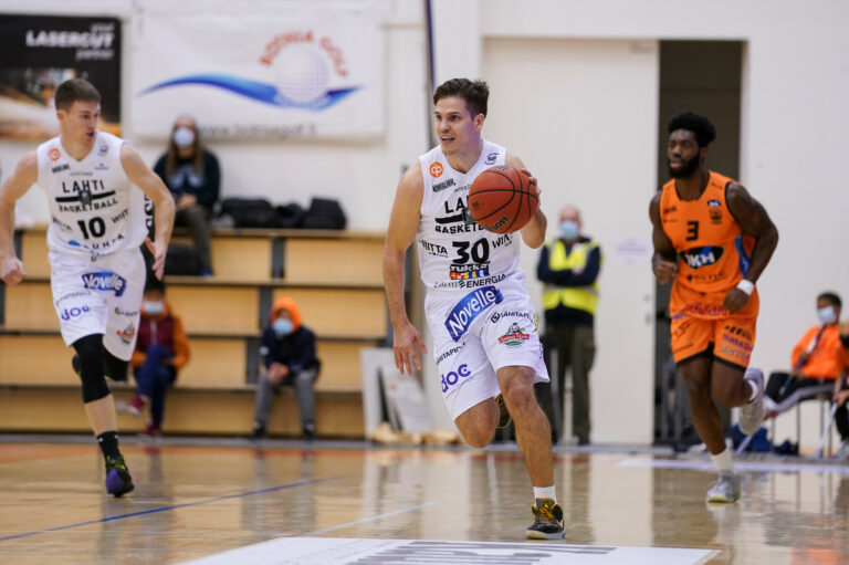 Aleksanteri Ahola ja Lahti Basketball jatkosopimukseen