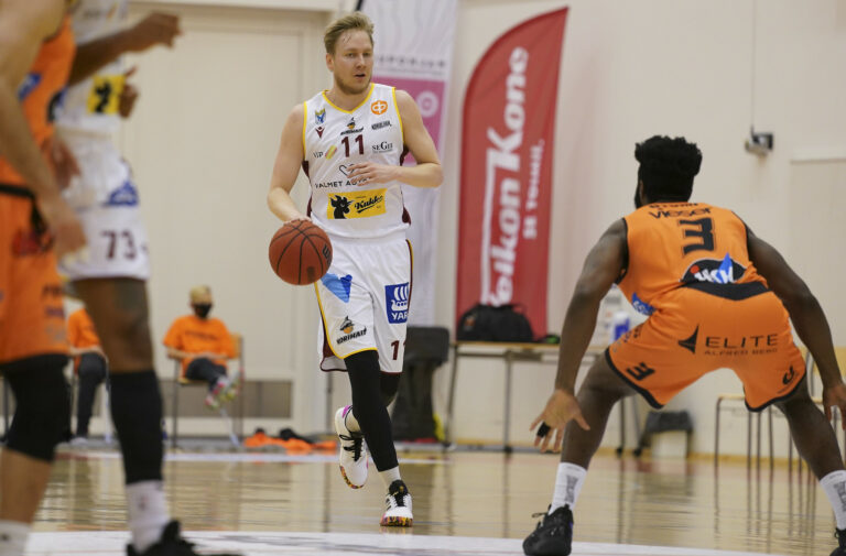 Miikka Marttinen Karhu Basketiin, Rousku joukkueen valmennukseen