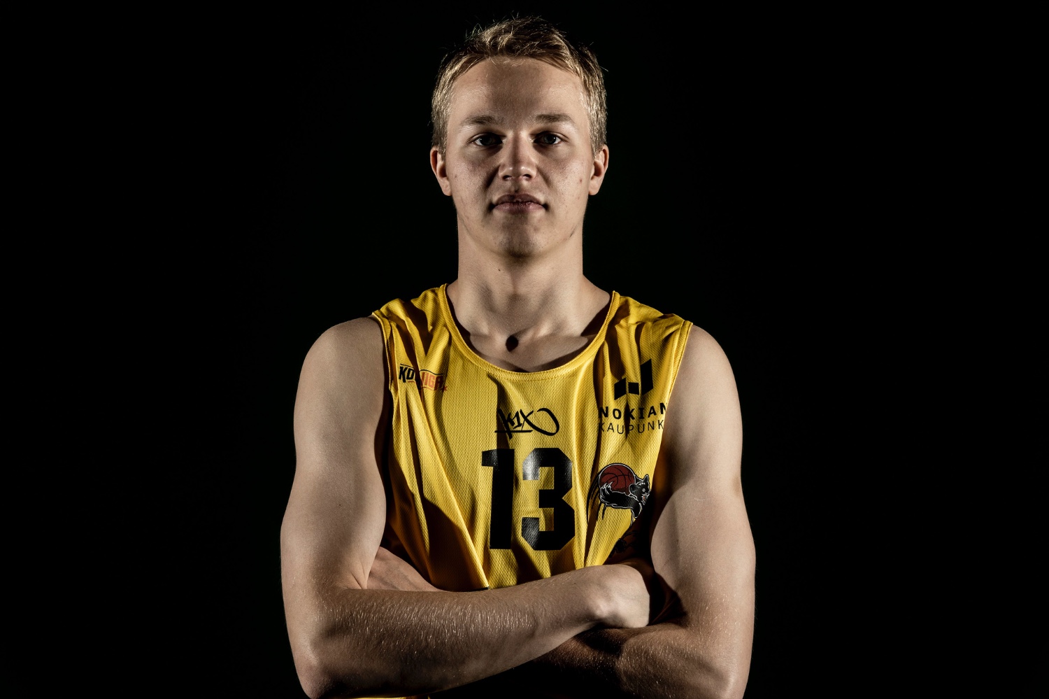 Lassi Nikkarinen pyörittää nokialaisten peliä takakentällä yhdessä Antero Lehdon kanssa. Kuva: Ville Vuorinen/Korisliiga