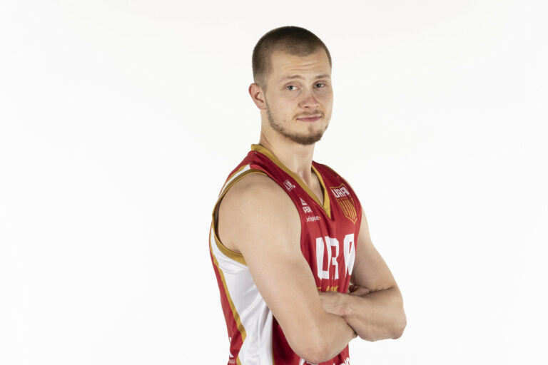 Joona Airenne Bisonsin riveihin