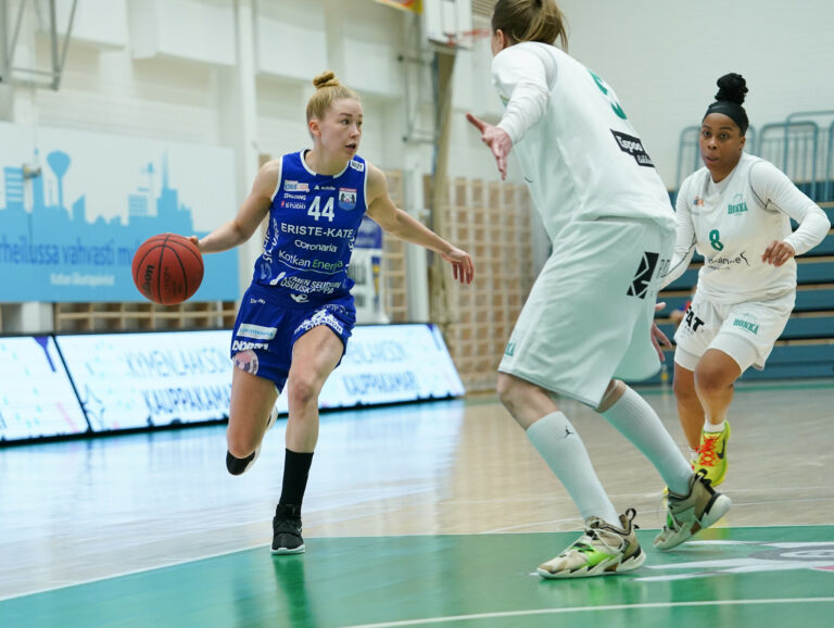 Vuoden pelaajaksi valittu Linda-Lotta Lehtoranta jatkaa Peli-Karhuissa