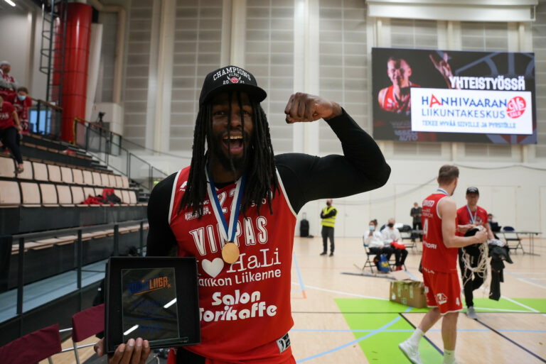 Vuoden ulkomaalaispelaaja Jeremiah Wood ja Vilpas jatkosopimukseen