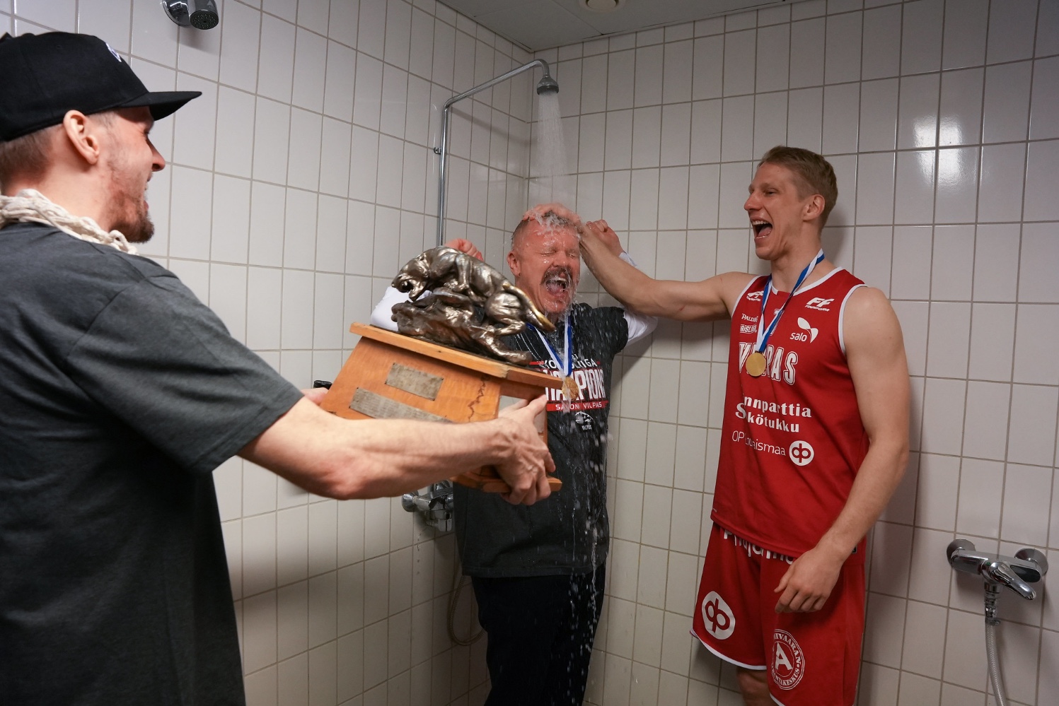 Juho Nenonen vei päävalmentaja Sami Toiviaisen mestaruussuihkuun. Kuva: Ville Vuorinen/Korisliiga