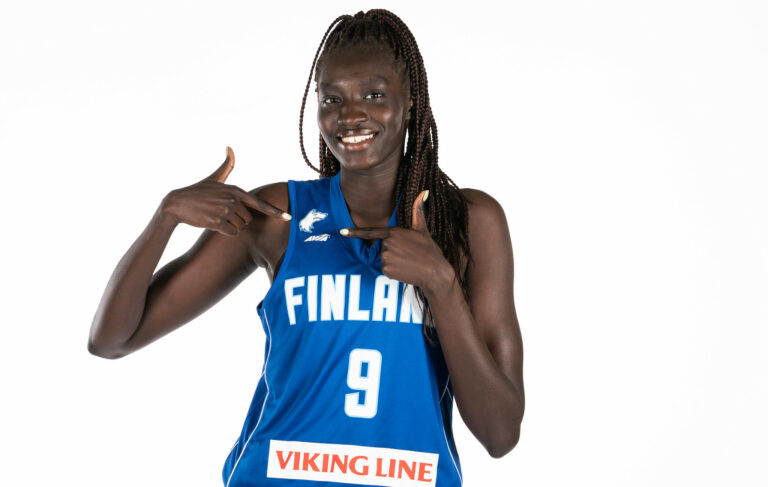 Awak Kuier teki suomalaista koripallohistoriaa ja upotti avauspisteensä WNBA:ssa