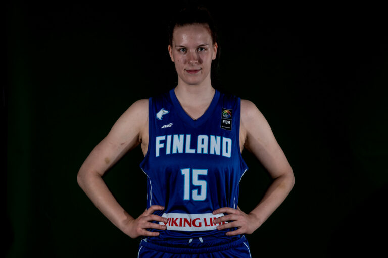 Liisa Taponen on sitoutunut Illinoisin yliopistoon