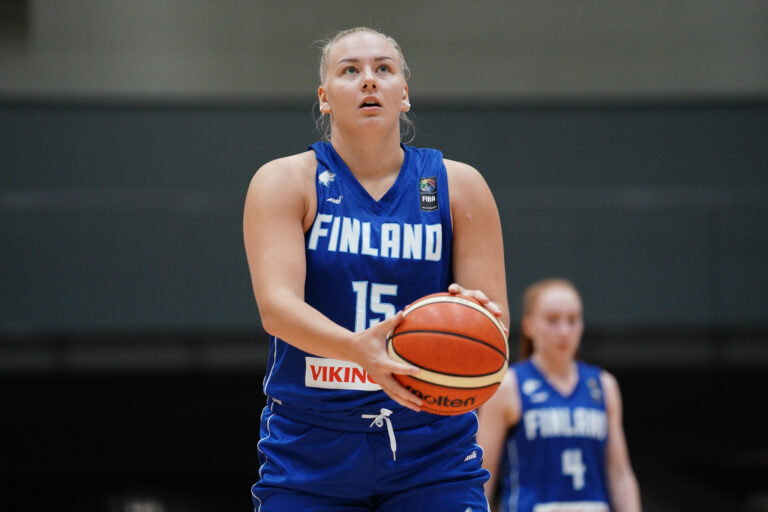 Elina Arike monipuolisella pelipäällä UTEP:n paidassa NCAA:ssa