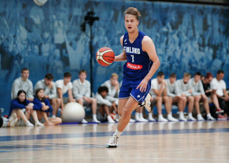 Nuorten maajoukkueiden vakiokasvo Ville Tolonen Lahti Basketballiin