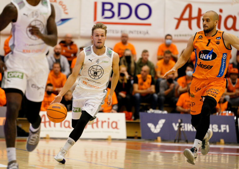 Tuomas Hirvonen pyörittämään peliä Kataja Basketin takakentälle