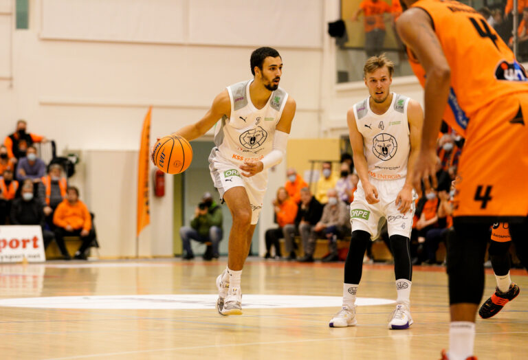 Kouvot taivutti melkein yllätykseen asti venyneen Katajan – Korisliiga-puolivälierien avauskierroksella pelkkiä kotivoittoja