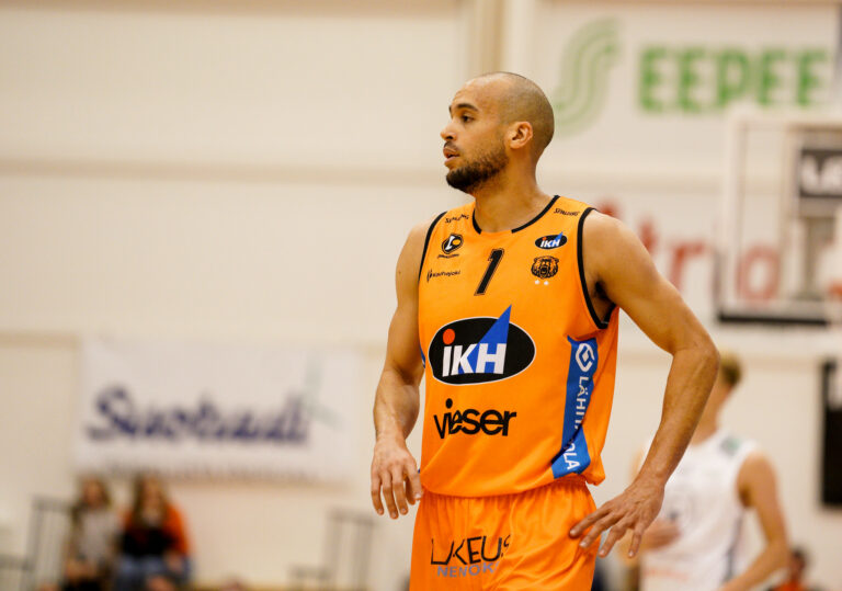 Lokakuun Valopilkku Cameron Jones: ”Nautin koko Korisliiga-elämästä bussimatkoja myöten”