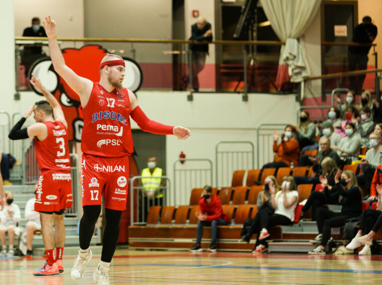 Bisons ja Korihait taistelevat sarjapaikasta kalkkiviivoille asti – kumpikin tänään voitokkaana