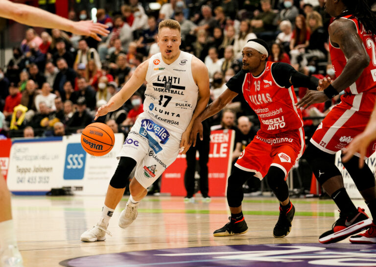 Antonio Ballard kesytti hallitsevan mestarin – Vilppaan loppukiri ei riittänyt