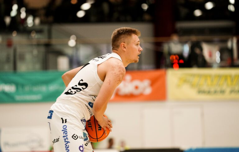 Lahti kamppaili tiukan voiton Kobrista – Zackery Bryant laittoi tuulemaan heti debyytissä