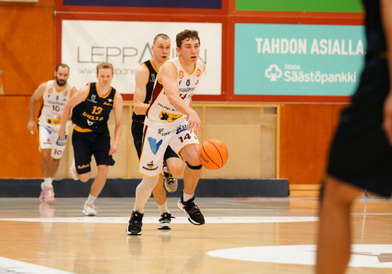 Korisliiga-tulokas Sebastian Lindberg pelaa ensi kautensa Katajassa