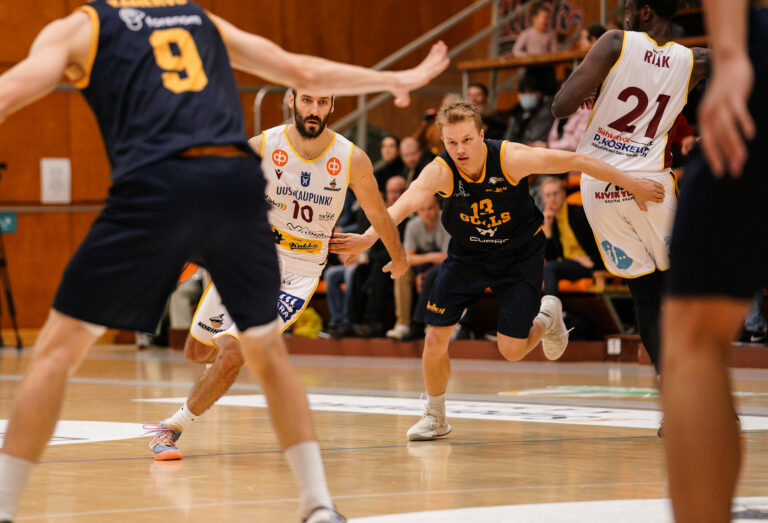 Korihait pelasti Korisliiga-paikkansa järjettömän trillerin päätteeksi – Lahti syrjäytti Nokian pudotuspeleistä
