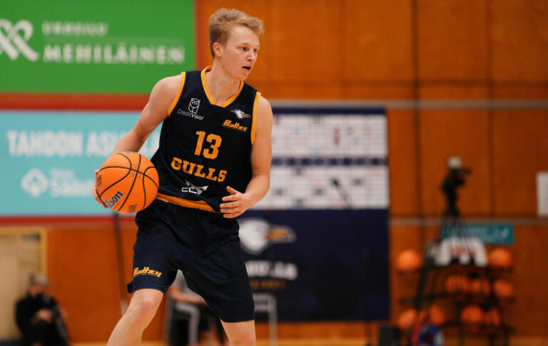 Lassi Nikkarinen johti Seagullsin pisteilottelua – Korisliiga käyntiin korijuhlilla