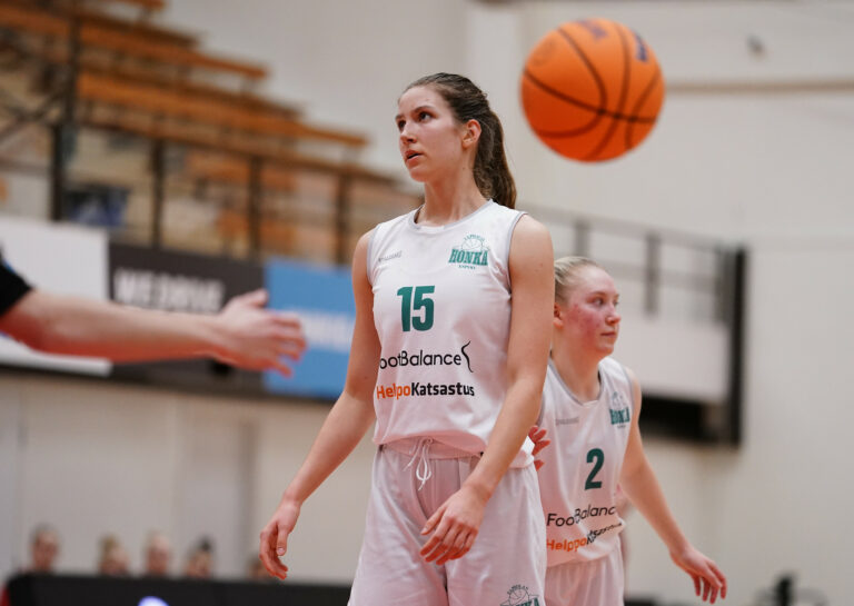 Upean tulokaskauden pelannut Elsa Lemmilä jatkaa Hongassa