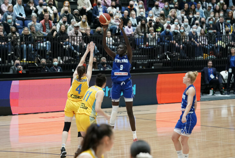 Dallas Wings hävisi Connecticut Sunille pudotuspelien ensimmäisessä ottelussa