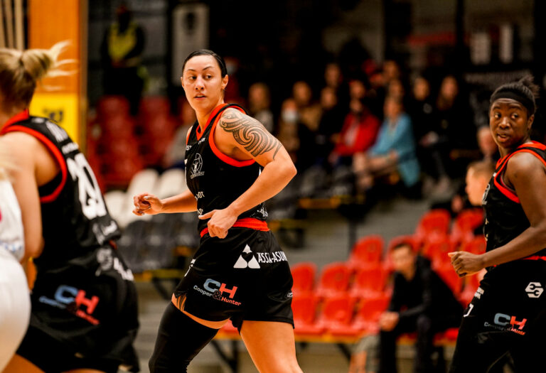 Sarah Toeaina tekee paluun Kouvottaret paitaan