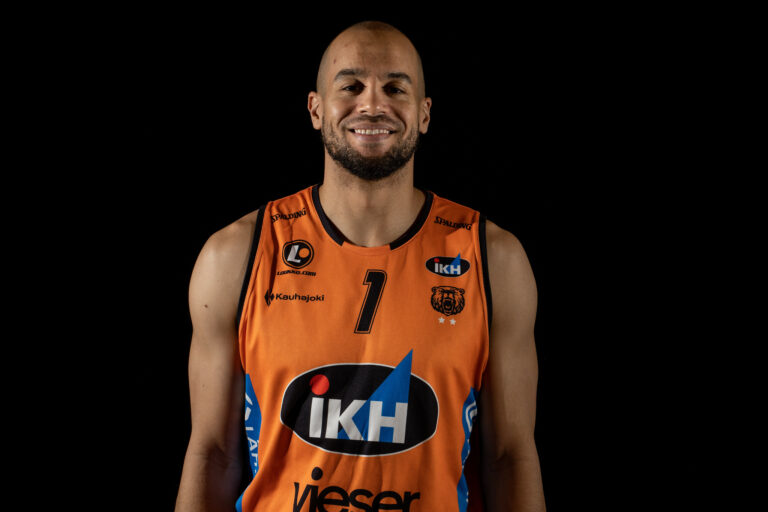 Finaalien MVP Cameron Jones jatkaa Kauhajoella – Jeffrey Crockett uutena oranssipaitoihin