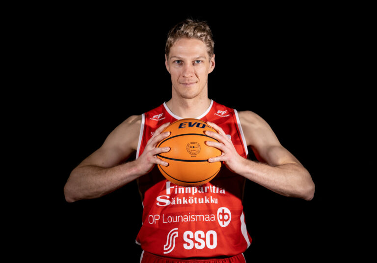Juho Nenoselle 500 runkosarjaottelua täyteen