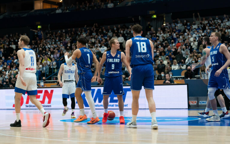 Susijengi samalla tusinalla Sloveniaa vastaan