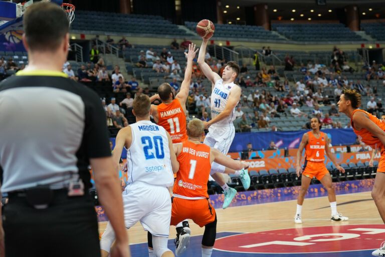 Topias Palmi vahvistaa Karhu Basketia