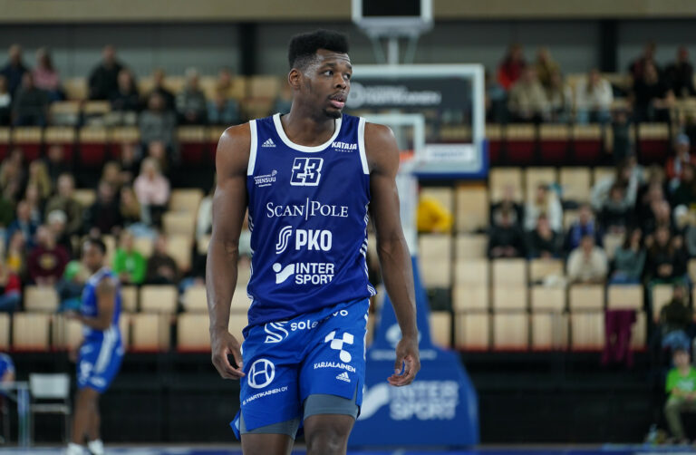 Kataja Basketin pelitapa ruokkii puolustusekspertti Thomas Tumban vahvuuksia – ”Täällä pystyn parhaiten parantamaan pelaamistani”