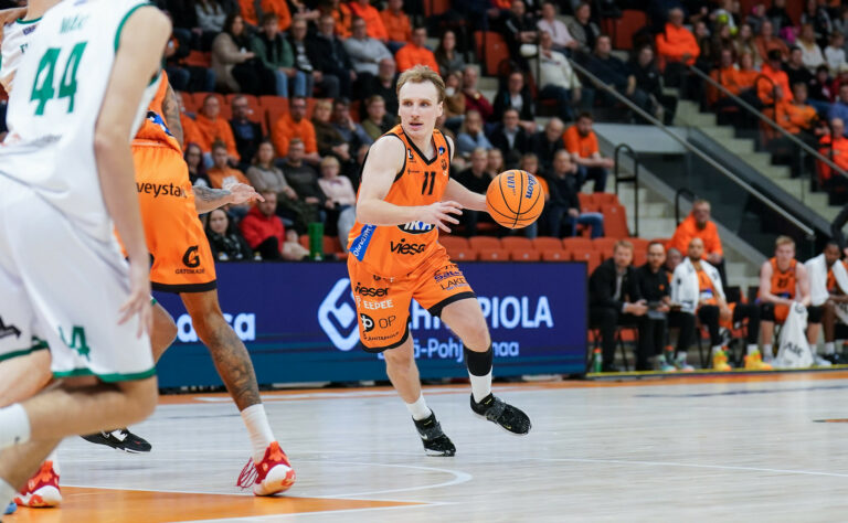Severi Kaukiainen jatkaa Kauhajoella, Karhu Basketille sopimuksia