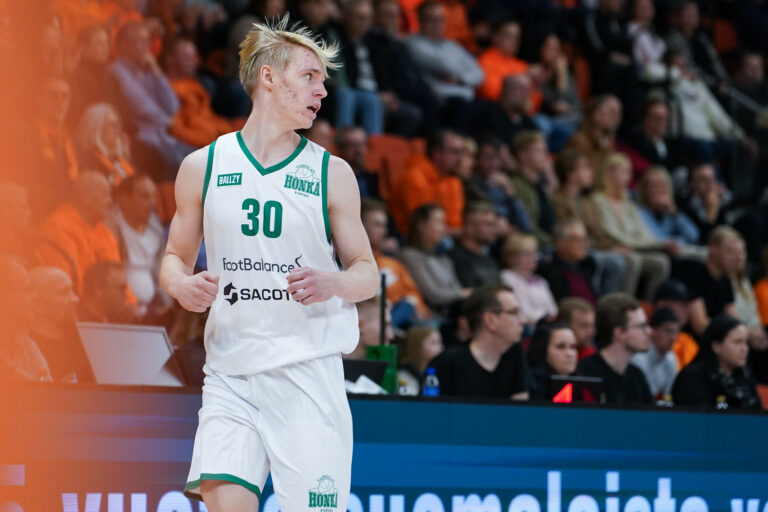 Riku Korhonen ja Tapiolan Honka jatkosopimukseen