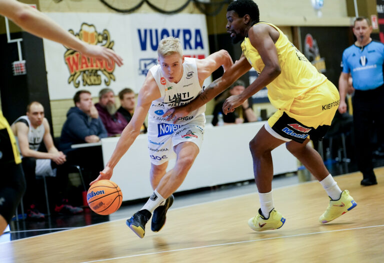 Arttu Saarijärvi ratkoi jatkoaikavoiton Lahdelle – Kauhajoki ja Seagulls jatkavat nousuaan