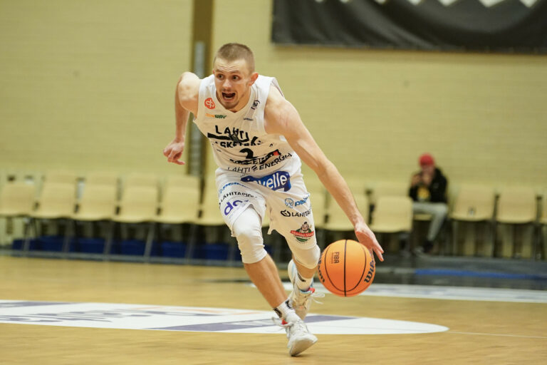 Lahti ja Pyrintö ottivat kriittiset voitot playoff-haaveidensa kannalta – KTP:n Brandonit toivat täpärän jatkoaikavoiton