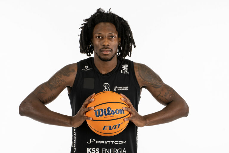 Quan Jackson tekee paluun Kouvoihin