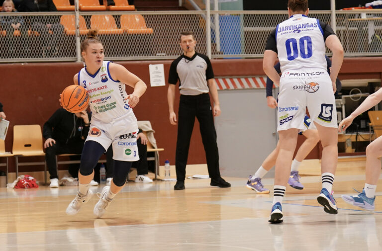 Naisten Korisliiga joulutauolle Peli-Karhujen komennossa