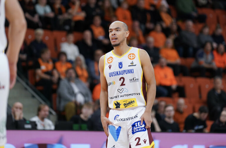 Trey Niemi ja Onni Mäkynen KTP-Basketiin