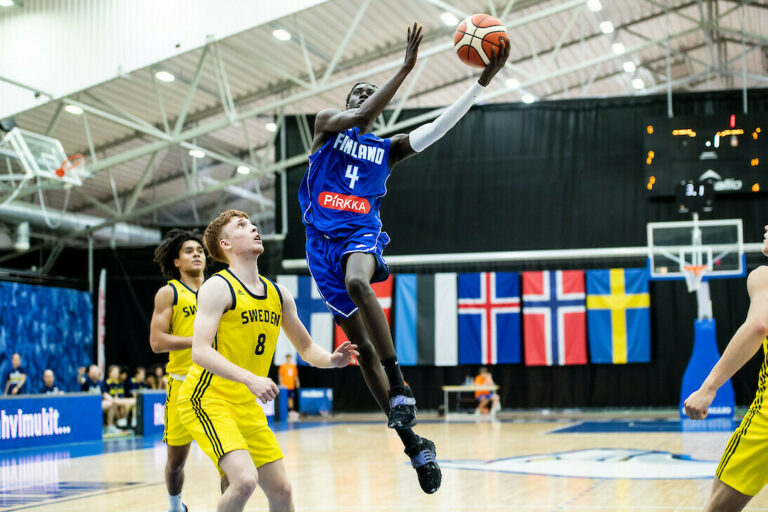 Morris Ugusuk kahdesti South Carolinan aloitusviisikossa