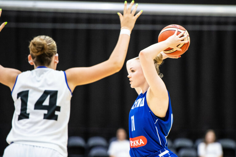 Suomen 18-vuotiaat tytöt roikkuivat pitkään Serbian niskassa