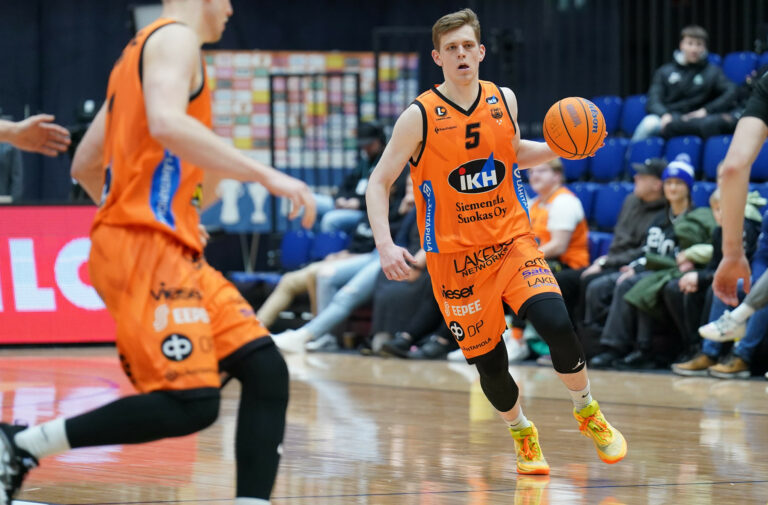 Nopea siirtymä maajoukkueesta Korisliiga-kentälle ei painanut – Henri Kantonen ratkoi jännitysnäytelmästä vierasvoiton Kauhajoelle