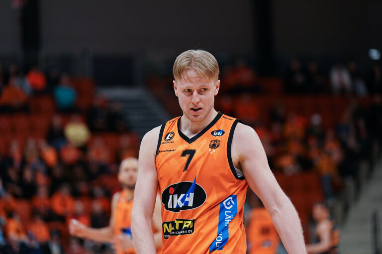 Karhu Basketin Daniel Dolenc on nauttinut kovasta finaalisarjasta: ”Meidän on sallittu pelata kovaa”