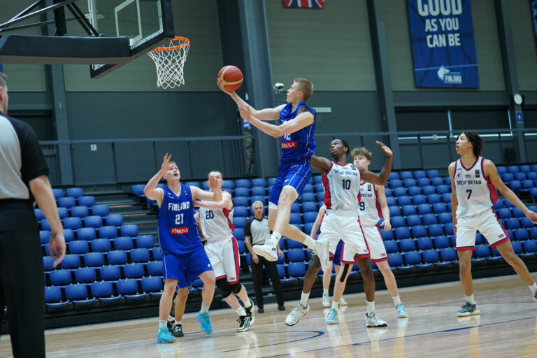 Viljami Vartiainen säkitti kolmosia, kun Weber State vei NCAA:n suomalaiskohtaamisen