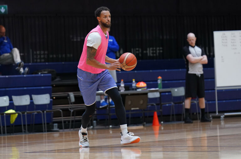 Shawn Hopkins vahvistaa Karhu Basketia