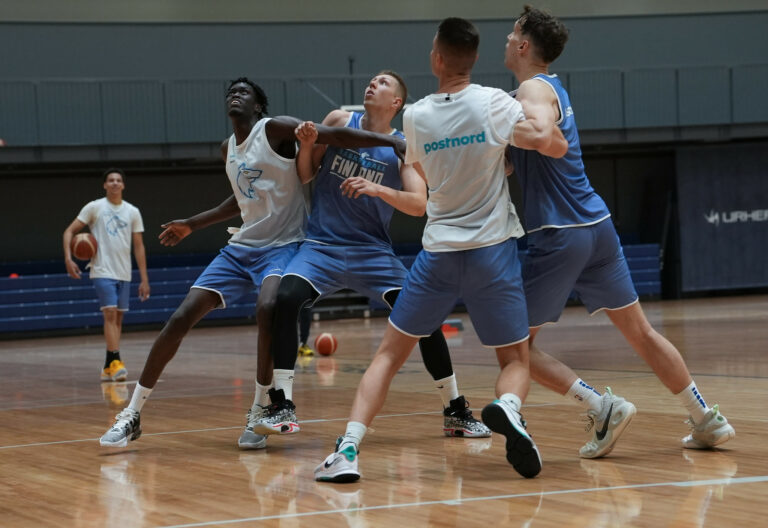 Susijengi Tampereelle neljäntoista pelaajan vahvuisena